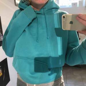 En såå fin grön/blå hoodie från BikBok! Inköpt förra året och endast använd ett fåtal gånger så den är i riktigt bra skick, den kommer inte till användning då den inte riktigt är min stil längre...