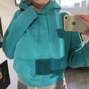  - En såå fin grön/blå hoodie från BikBok! Inköpt förra året och endast använd ett fåtal gånger så den är i riktigt bra skick, den kommer inte till användning då den inte riktigt är min stil längre...