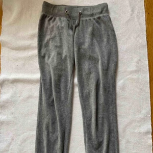  - +frakt Snygga, sköna  mjukisbyxor från Cubus. Inga hål, de är dock tvättade ganska många gånger. Använda få gånger, sitter hyfsat tight och snyggt. Ganska låg midjade för mig men de är även för små för mig