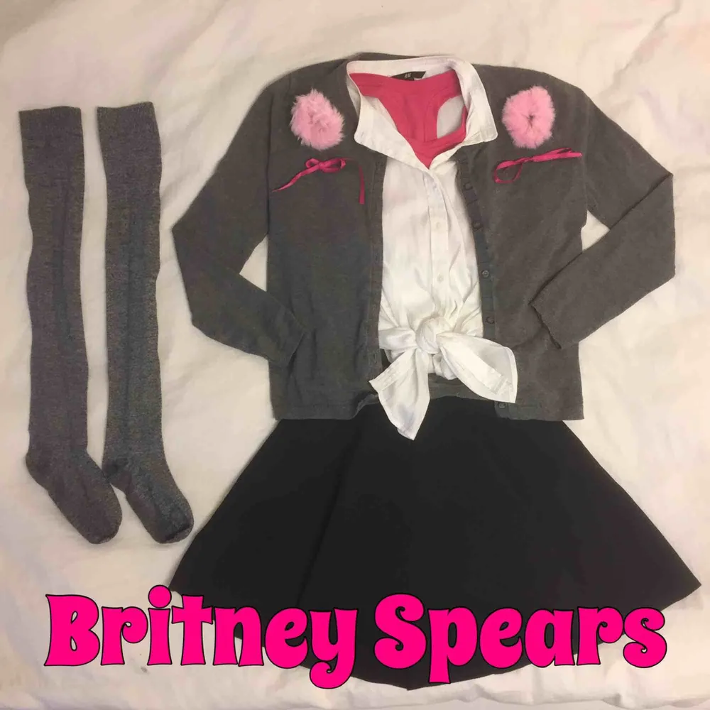 Fick många komplimanger under Halloween med denna kostym! Britney Spears outfit. Passar tex. Halloween eller maskerad. Betalade 700, säljer för 295kr. Skjortan har en fläck, strumporna är nytvättade men fortfarande mörka under efter att ha gått på asfalt. Övrigt.