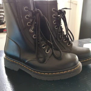 Dr martens stövlar!  - Super fina gummistövlar! Använda max 3 gånger! 
