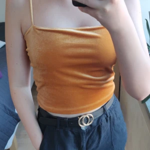 Gina Tricot linne - Samet orange/gult. Använt fåtal gånger. Köparen står för frakt