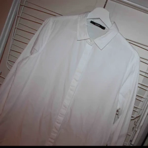  - Vit skjorta från BIKBOK i storlek small. Använd ett fåtal gånger. Är i fint skick. Frakt kostar 59kr