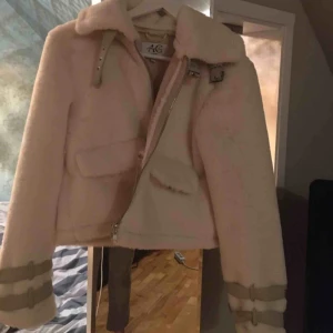  - Populär nakd jacka vit, dock lite sönder vid ena spännet på armen därmed priset original pris = 1000kr