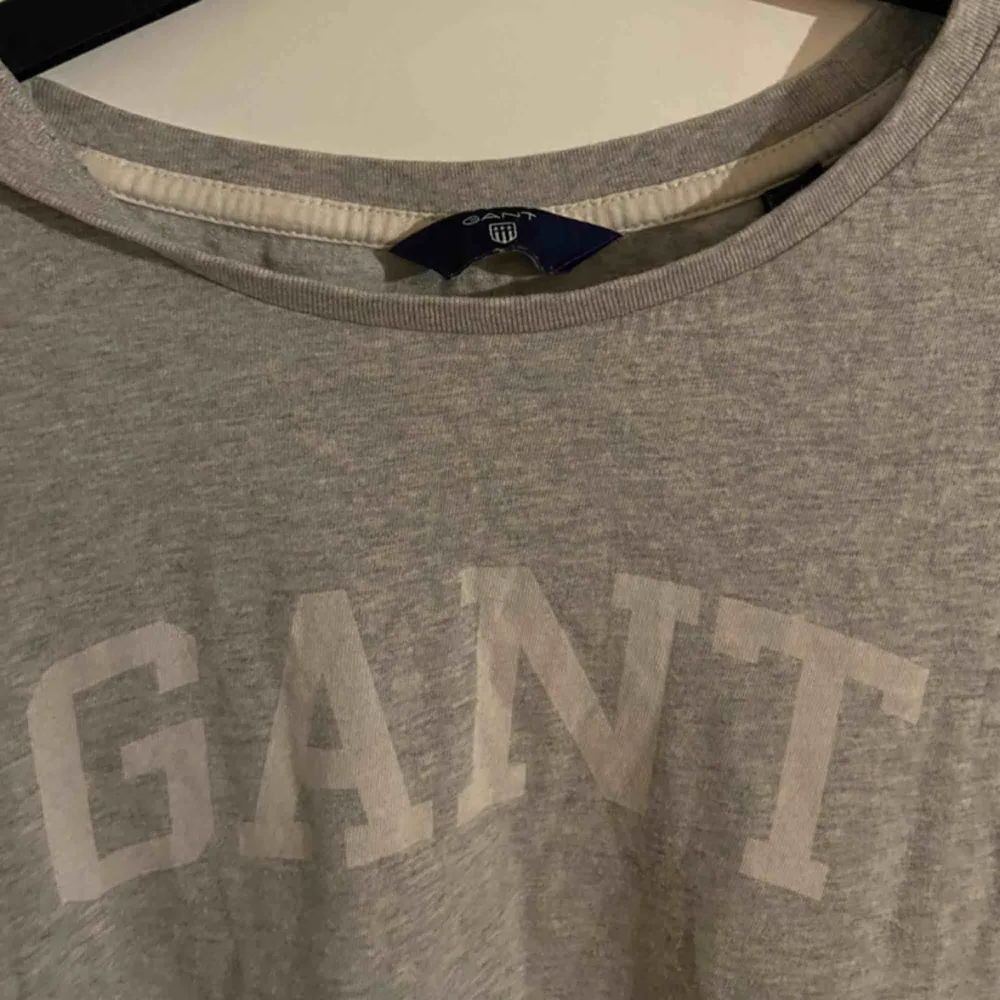 En grå t-shirt från gant , säljer för att jag inte använder den. Använd ganska få gånger så den är i rätt fint skick!✨. T-shirts.