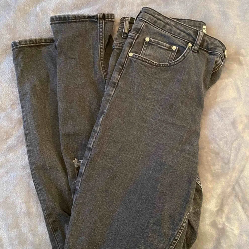 Mom jeans från Gina tricot. Modellen ”leah”. Står att det är storlek 40 men passar snarare 36. . Jeans & Byxor.