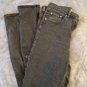 Mom jeans från Gina tricot. Modellen ”leah”. Står att det är storlek 40 men passar snarare 36. 