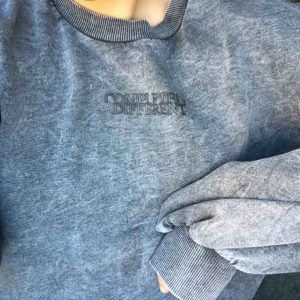  - Suuuupermysig tröja från zara som dock inte kommer till användning! Frakt tillkommer🖤