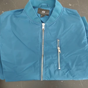 Blå vårjacka strl M - Blå vårjacka från HM 🌸 strl M. Köpare står för frakt ⭐