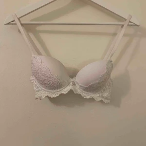 Topp - Vit bh från Cubus har använts ett få tal gånger, FRI FRAKT