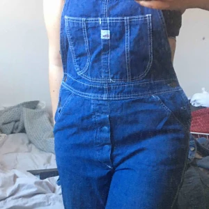  - Hängselbyxor inköpt secondhand, passar XS-M beroende på vilken passform som önskas. Frakt tillkommer💚