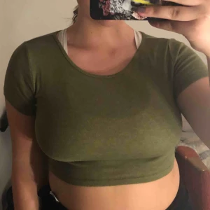  - Militär grön crop top från H&M i storlek M. Passar mig som pendlar mellan M-L. 