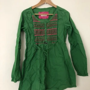 Blus  - Fint skick, som oanvänd