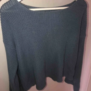  - Jättefin stickad tröja från NA-KD. Knappt använd och är som ny. Säljer då den inte kommer till användning. Frakt tillkommer