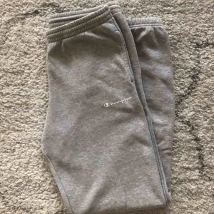  - Säljer mina favorit champion mjukis byxor. Säljer pga av för korta i benen för mig. Märket är lite urtvättat men inget man tänker jättemycket på. Köparen står för frakten. 