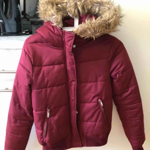  - En jacka i storlek xs ifrån butiken ZARA.  Syns ej att den är använd . Sälja i gott skick för bra pris 