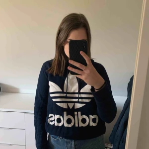  - Mörkblå adidas hoodie i gott skick. Ordinarie pris ca 550kr