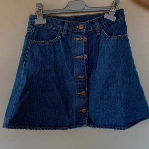 Jeanskjol från Monki - Gullig jeanskjol från Monki, köpt för länge sen så är inte min stil längre😢 Priset är exkl frakt🌹