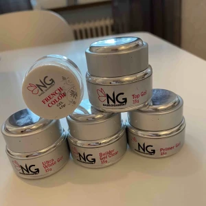  - Paket med 5 olika geler från nagelgiganten 💅🏼 Innehåller ultra white gel, french color gel som båda är oöppnade. Resterande 3 geler testade 1-2 gånger, som nya 🤩 Värde 350kr 🌸 Betalas med swish och köparen står för frakten 