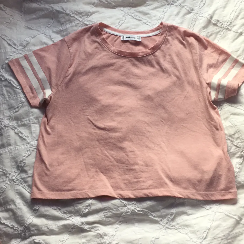 Söt rosa tröja med vita streck på ärmarna. Storlek S. Bra skick. Skönt material. Möts upp i Sthlm eller fraktar (köparen står för frakt). Betalas via swish.. T-shirts.