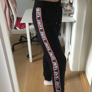 Svarta mjukisbyxor med text - Svarta mjukisbyxor,  med text som säger SRSLY(seriously, med fickor. Storlek XS. Inte mycket använda. Möts upp i Sthlm eller fraktar(köparen står för frakt) Betalas via swish. ✨