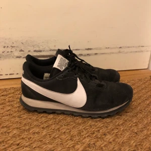 Nike Swoosh - Jättesköna skor från Nike Swoosh. Storlek 39. Det enda felet på dem är att de är lite slitna på insidan på ena hälen! Annars är de i bra skick.