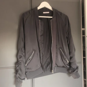 Tunn jacka / kofta - Grå tun jacka , ganska stor i storleken