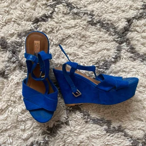  - Zara kilklackar i kornblå färg ☀️ Använda ett fåtal gånger 