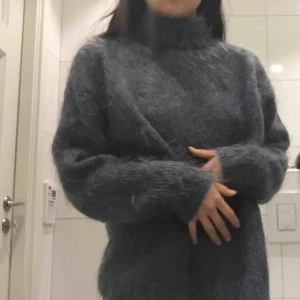  - Mysig ’Fuzzy sweater’, jättefint skick!