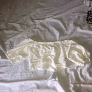  - Säljer denna fina crop top från Boohoo i storlek 34/36  Köparen står för frakten om du inte bor i Linköping och kan mötas upp 