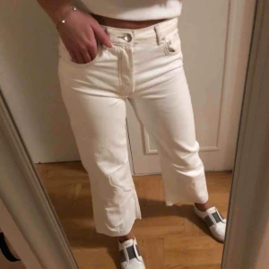  - Vita jeans med mörk sömm från Zara, croppade