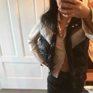  - Väst i rymlig storlek för tjockare tröjor under! Perfekt till våren. 