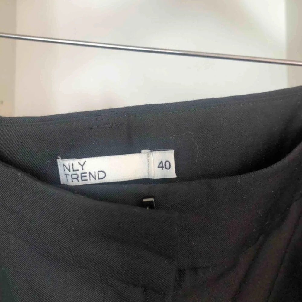 Svarta lite overzize kostymbyxor från Nelly trend. Storlek 40. Möts i Malmö eller skickas mot frakt.. Jeans & Byxor.