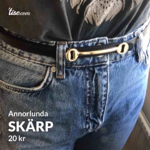  - Ett lite mer annorlunda skärp som man fäster under knäppet så att den delen som blir över av skärpet inte syns. Kan filma till er som är intresserade av det och visa hur det fungerar.🥰