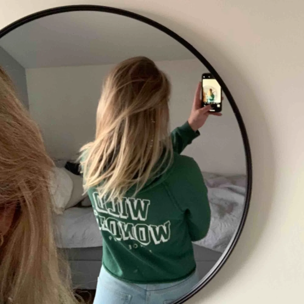 Croppad  skön grön hoodie, skit najs luftigt material💕💕. Hoodies.