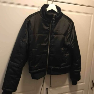  - FRAKT INGÅR I PRISET vadderad bomberjacka 