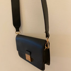 Söt väska 🤩 - Säljer denna axelväskan, då jag har andra så den kommer tyvärr inte till användning 💕 vid intresse eller fler bilder på den hör gärna av er till mig privat 💕