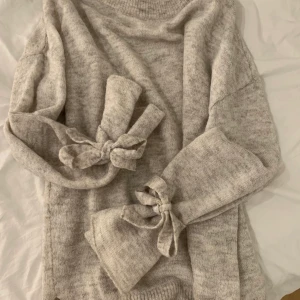 Tröja - Rosetttröja, sparsamt använd fåtal gånger. 