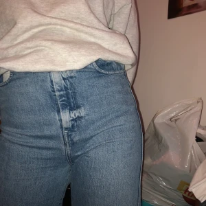 Weekday jeans - Supersnygga weekdayjeans i Strl 26 i modell SLACK.  Knappt använda, köpta för ca 1år sedan, modellen på bilden är 160cm lång. Kan mötas upp på Södermalm eller i Hägersten, annars står köparen för frakten💕