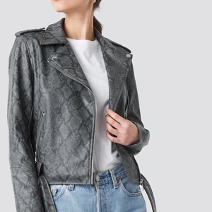 Skinnjacka  - Säljer min snygga mönstrade skinnjacka från Nakd! Endast använd fåtal gånger och därav i mycket bra skick☺️ utgångspriset är 300kr + frakt men vid snabb affär kan pris diskuteras! Storleken är M men passar även S