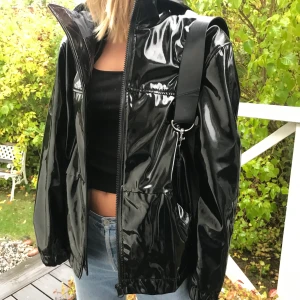 Vinyljacka - Säljer denna vinyljacka, hm vintage! Helt felfri, köpt för ca 700kr på en vintage butik!