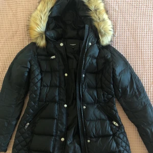 RockAndBlue jacka  - Säljer denna jackan pga att jag inte gillar den längre, har använt den några gånger så den är i väkdigt bra stick, storlek 36❤️❤️ Ny pris: 2999kr säljer för 1000kr Vid köpet möts helst upp i Uppsala/Stockholm