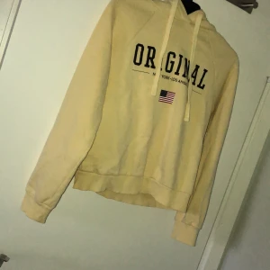 Ginatricot hoddie st:S - En gul hoddie från Gina med trycket Original på framsidan. Skön & snygg och lätt att styla. Inga fläckar eller nåt. Nupris= 99kr köparen står för frakten. 💗