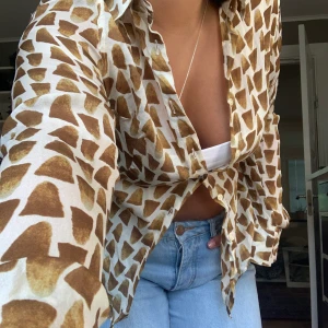 Cordings skjorta  - En snygg skjorta från Cordings som tyvärr är lite för liten för mig  stängd. Köpt i England för 2 år sedan. Det står storlek 12 men skulle säga att det är en S. Kan mötas upp eller leverans där frakt ej ingår