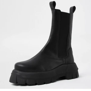 Chunky boots River island stl 38 - Skit snygga chunky boots, river island stl 38, helt nya. Skolådan får man med i köpet. 