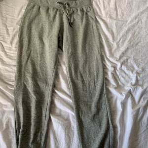 Mjukis byxor gråa   - Ett par mjukis byxor gråa märke champion storlek L men om man vill att dom ska vara lite pösiga så ska man köpa dom hör om man är en M typ så kommer dom passa perfekt. Dom är få använda gånger och ny pris 800kr 