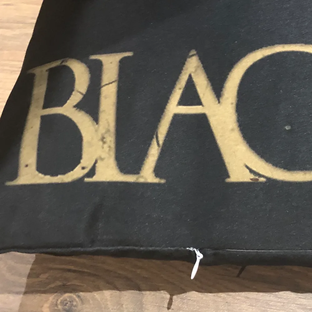 GRATIS FRAKT! Lång svart prydnadskudde med Black Veil Brides på båda sidor. Glansigt material. INNERKUDDE INGÅR INTE! Kontakta vid frågor angående mått eller annat :). Övrigt.