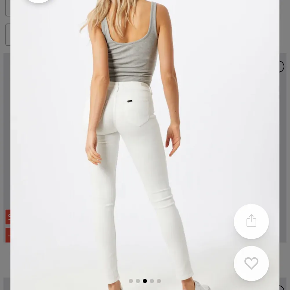 Säljer dessa vita Lee jeans i modellen ”Scarlett”. Byxorna är lågmidjade och är skinny fit. Säljer eftersom de aldrig kom till användning. De sitter som på bilden och passar mig i längden(är 165cm). De är en M men sitter som en S. Oanvända, endast testade! Inköpta för ca 700-800kr. Säljer för 150kr + frakt men pris kan diskuteras🦋🐚💕. Jeans & Byxor.