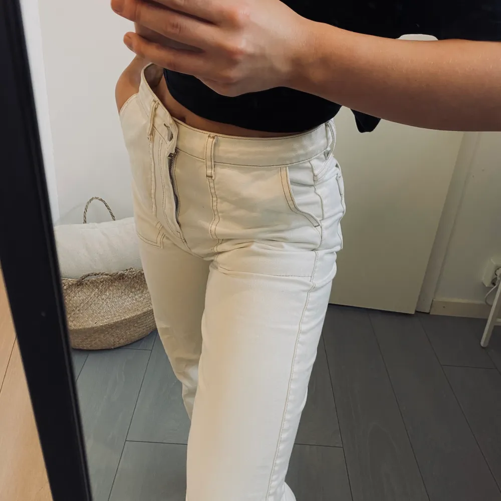 dessa as coola jeans ifrån GinaTricot. Coola vita jeans med sömdetaljer. Nypris 499kr säljes för 99kr. Jeans & Byxor.