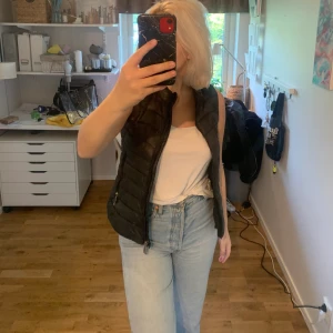 Väst ifrån mango - Fin svart väst ifrån mango. För liten på mig 